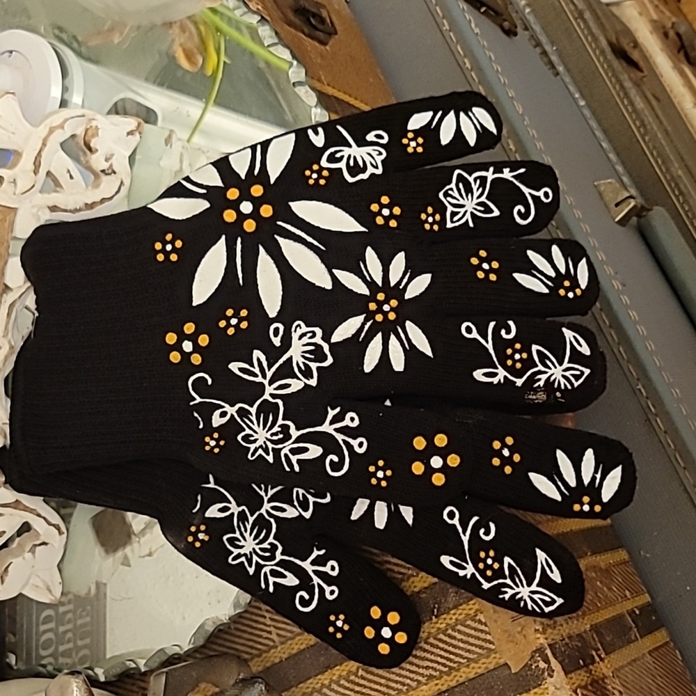 NWT Temptations Black Floral Insulated Oven Gloves
